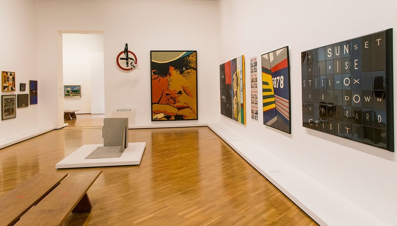 Obras de artistas renomados exibidas na sala principal da Pinacoteca Estação.