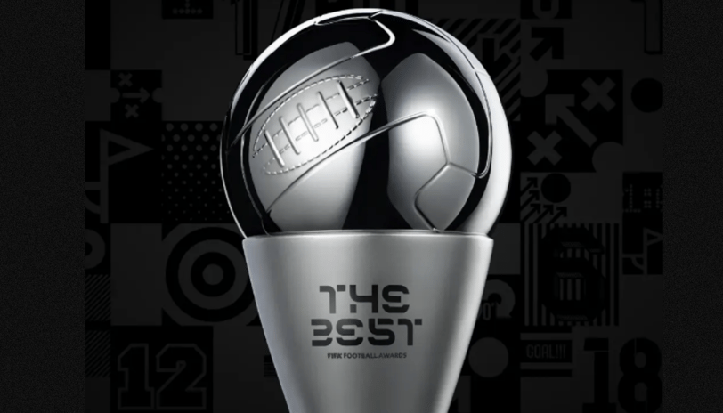 Taça com bola de futebol prata brilhante, base na forma de cone prata fosca, escrito: The Best FIFA Football Awards..