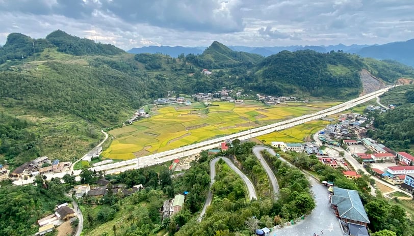 Lung Cu empty highway