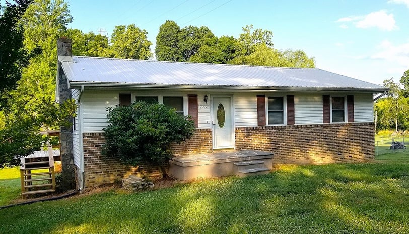 House wash in Greenville, Tn 37743 37745 near me by Bobs Pressure Washing LLC in Bulls Gap, Tn 37711 12