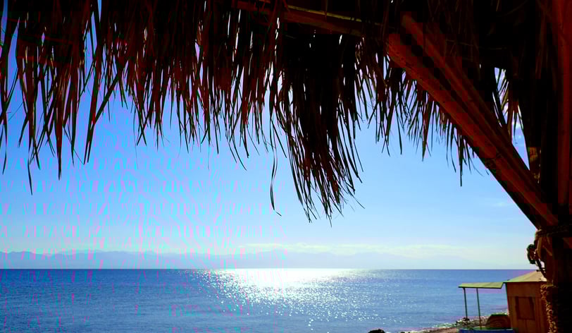 Senti l'energia del sole che gioca con il mare di fronte alla spiaggia