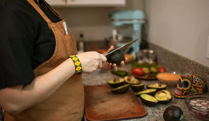 Cozinhando com criatividade – Pessoa preparando uma refeição em uma cozinha estilosa.