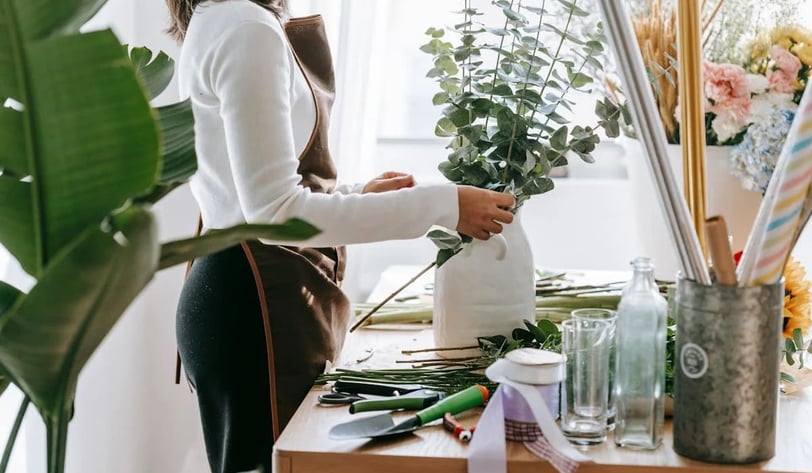 Pessoa cultivando plantas – Atividade criativa em um jardim.