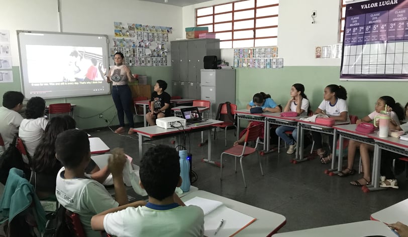 Amanda Amorim apresentando um vídeo-arte sobre a técnica de lambe-lambe
