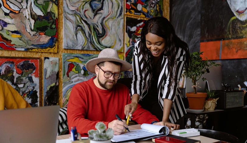 Imagem de artistas planejando estrategia de marketing