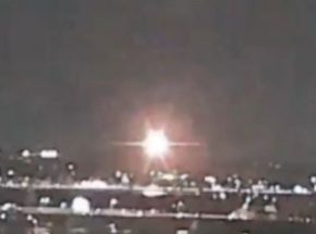 a bright orange light shines brightly in the nig colisao de aviao com elicopteroht sky