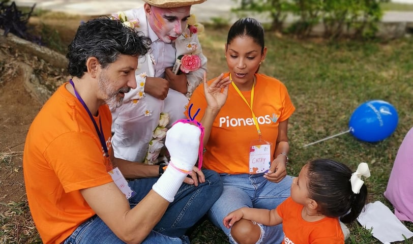 Padres con su hija y un actor en día de la familia organizado por Ukelele Jardón Infantil