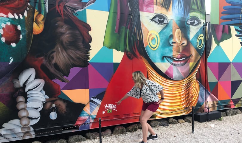 autora em frente a um mural pintado pelo artista Cobra