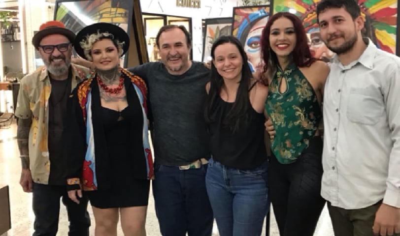 Amigos artistas e simpatizantes da arte, na abertura da exposição Amanda Amorim