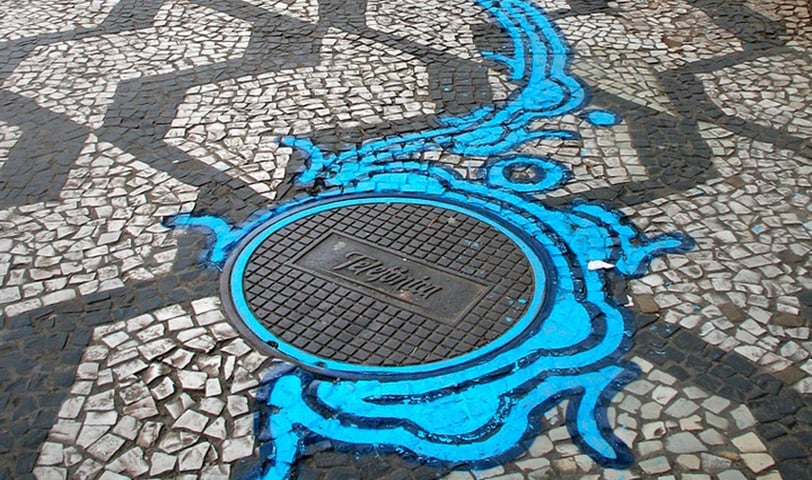 Grafite do artista Zezão, uma intervenção usando a tampa do bueiro