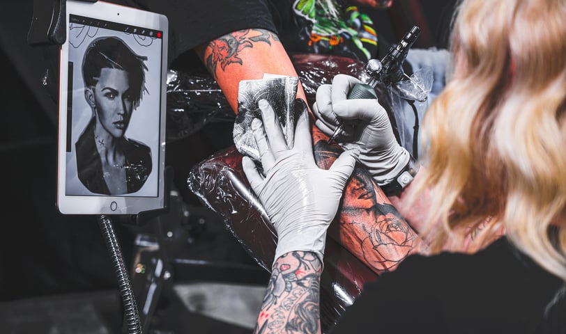 imagem simbolizando a colaboração estratégica que impulsionará a Tattoo Week para novos patamares.