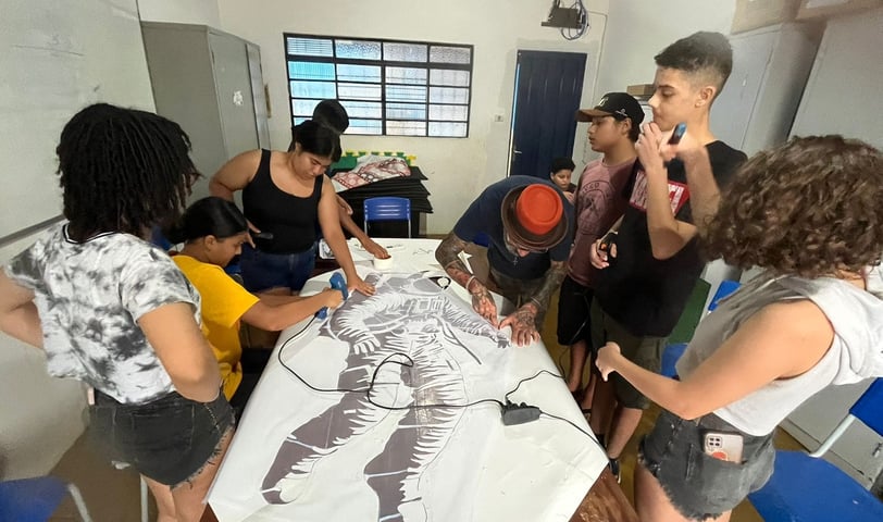 Sérgio Astral orientando adolescentes – Sérgio ensina técnicas de stencil em oficina de grafite
