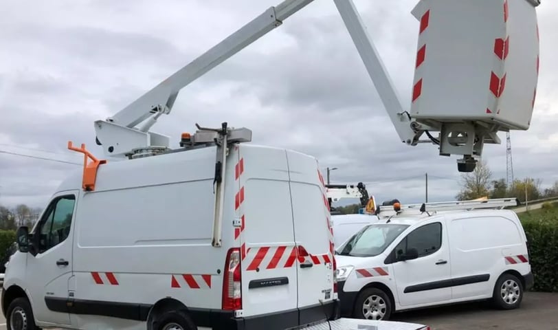 furgoneta con cesta elevadora