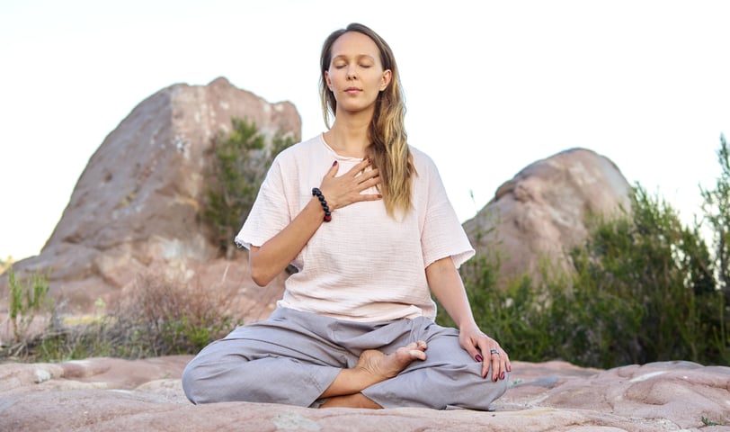 il corpo non mente, Alexander Lowen, bioenergetica, respirazione, persona che respira e si rilassa, meditazione