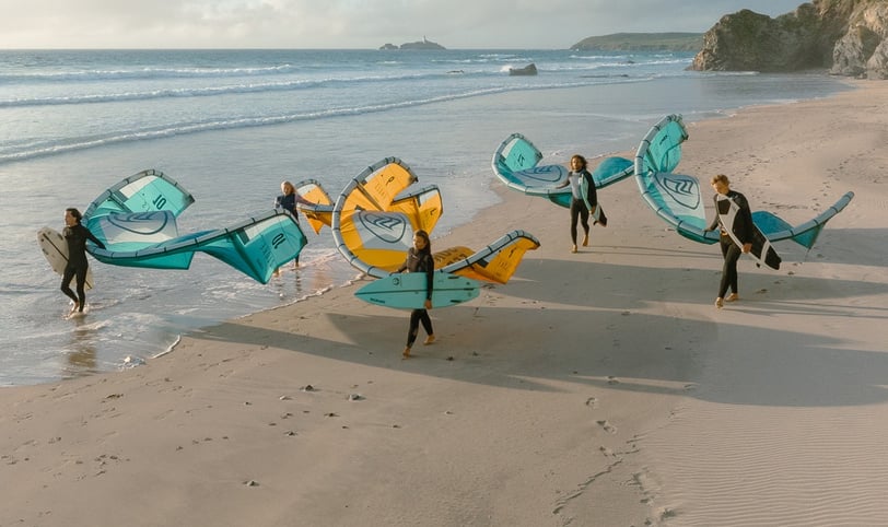 gruppo di allievi principianti di kitesurf che si appresta a prendere una lezione di gruppo