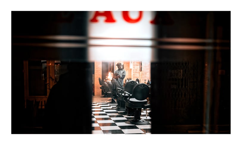 intérieur d'un "barber shop" à Toulouse la nuit