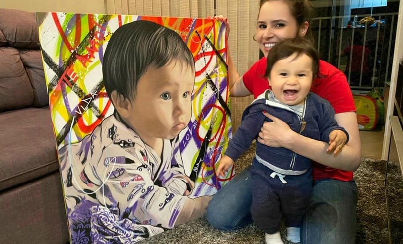 Quadro personalizado na sala de estar, adicionando um toque único à decoração.