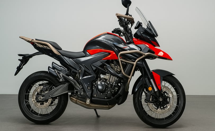 Moto Zontes T350X em destaque sobre fundo cinza claro e piso liso, exibindo design esportivo com car