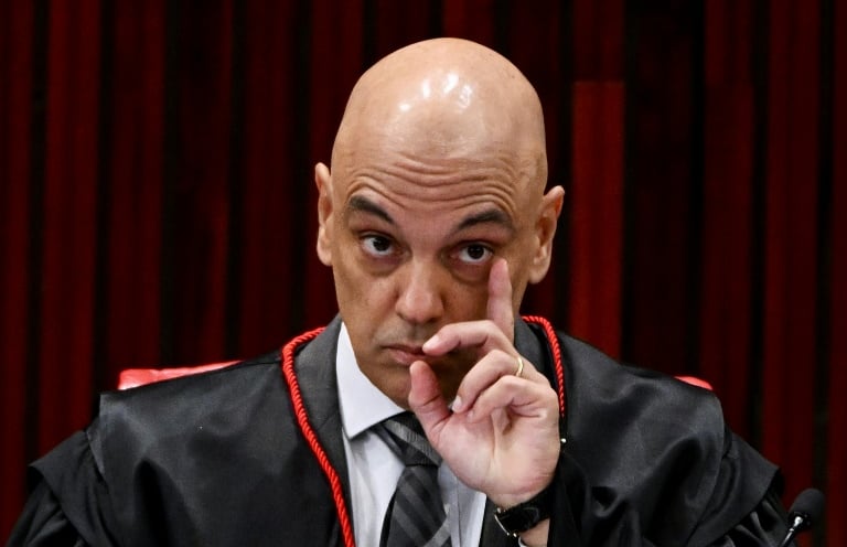 a judge in a courtroom with a judge in a courtroom