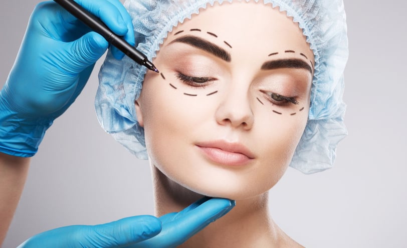 a woman with a plastic surgeon's eyeliners and a plastic surgeon '