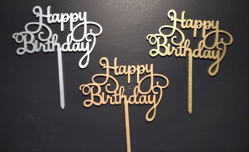 Caketoppers de MDF, colores: Madera, Oro y Plata.