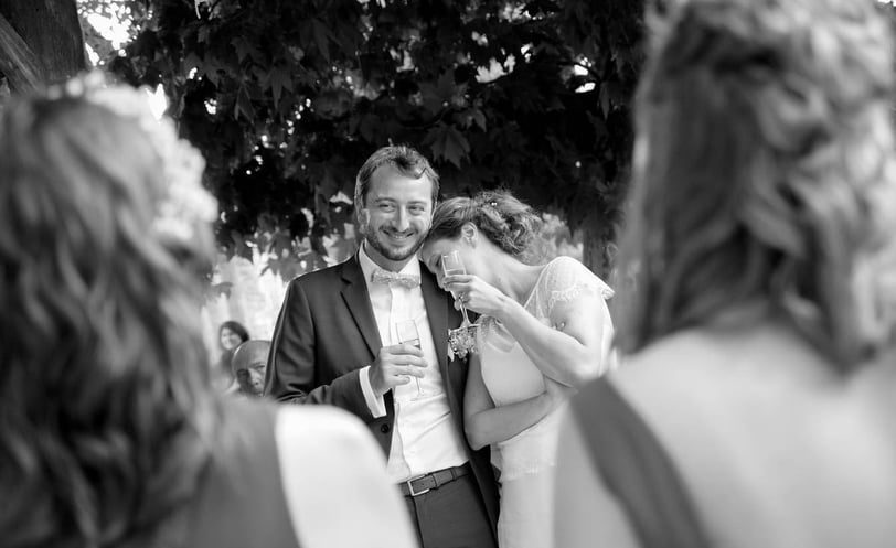 photo de mariés riant pendant leur mariage