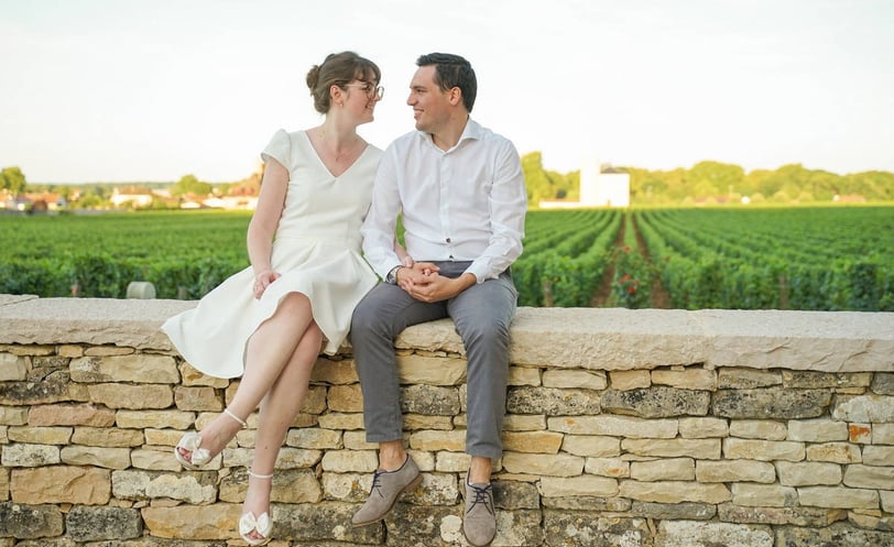 Photo de couple pendant une séance photo au milieu des vignes en Bourgogne