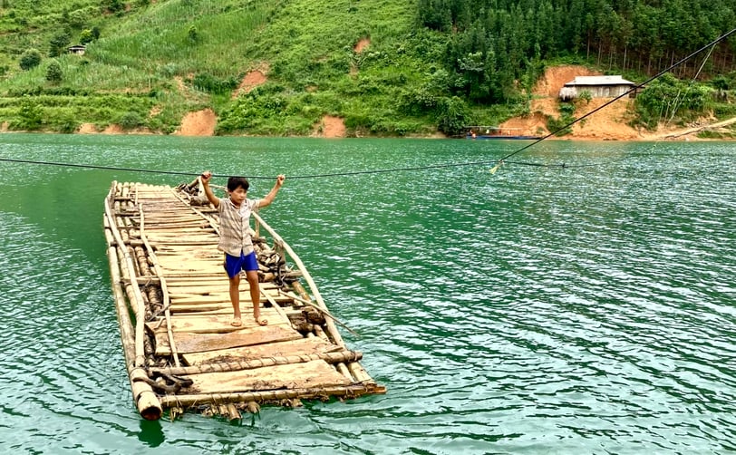Bamboo ferry