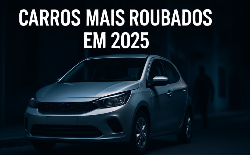 Carro hatch prateado (sem identificação de marca) estacionado à noite em uma rua urbana escura. Ao f