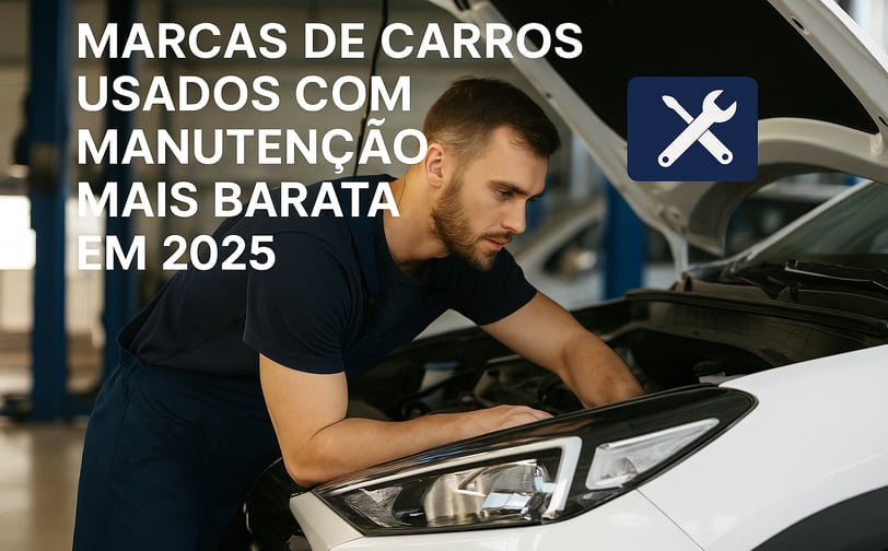 Mecânico realizando manutenção no motor de um carro branco em oficina iluminada, com o texto "Marcas