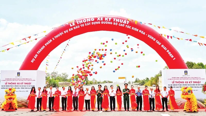 cổng hơi khánh thành