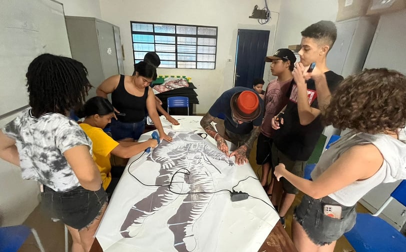 Criação de stencil – Adolescente recortando molde para grafite.