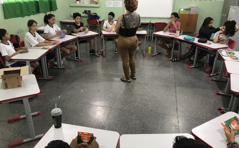 Amanda Amorim ensinando – Artista orienta crianças na oficina.
