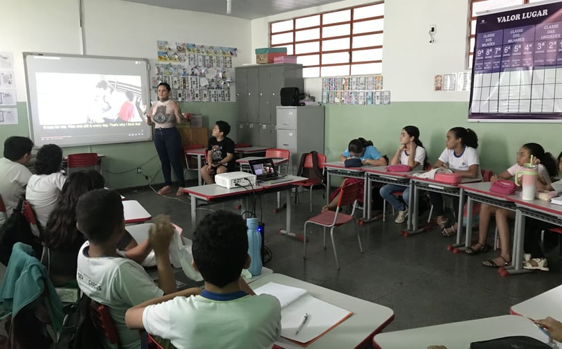 Amanda Amorim, apresenta videos de intervenções da técnica Lambe-Lambe.
