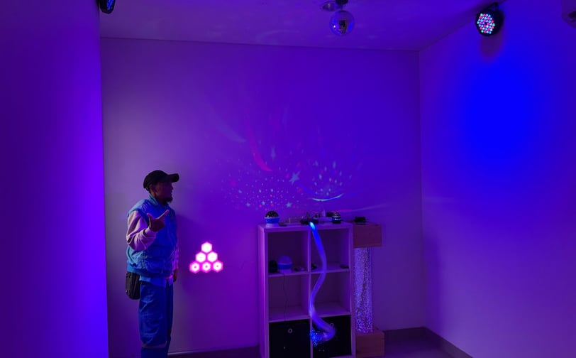 ruang snoezelen dengan warna warni
