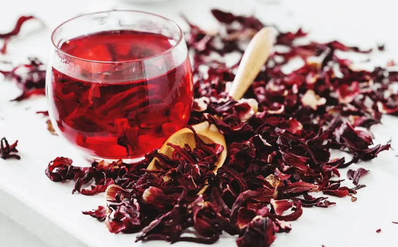 Chá de Hibisco: Para Que Serve, Benefícios, Vitaminas, Tipos e Como Usar no Dia a Dia