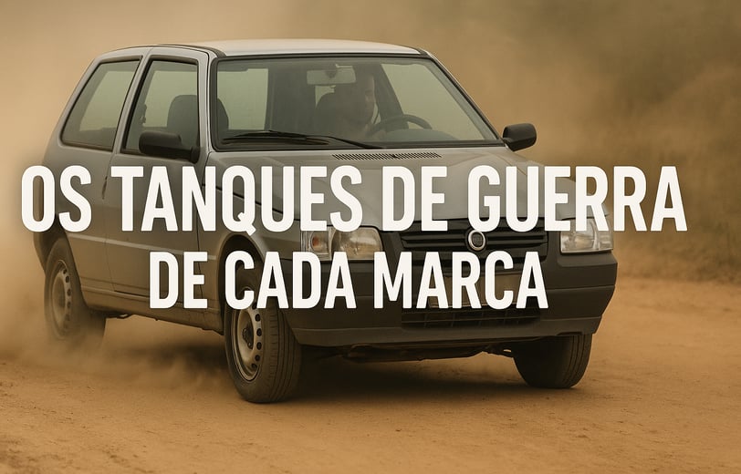 Carro popular usado, como um Fiat Uno, em uma estrada de terra com poeira no ar, transmitindo robust