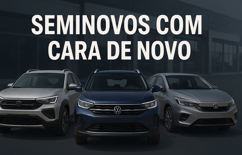 Alt da imagem: Três carros seminovos lado a lado — um SUV cinza, um SUV azul e um sedã prata — todos