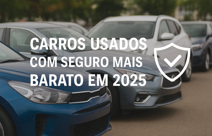 Fila de carros usados estacionados em pátio ao ar livre, com destaque para um sedã azul em primeiro