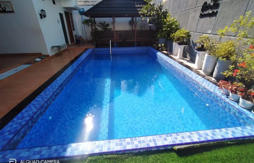 kolam renang indah di villa bandung