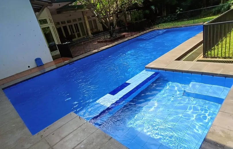 kolam renang indah dan hijau di bandung
