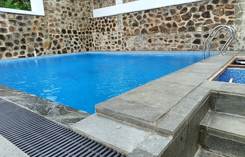 kolam renang overflow garapan dayanapool