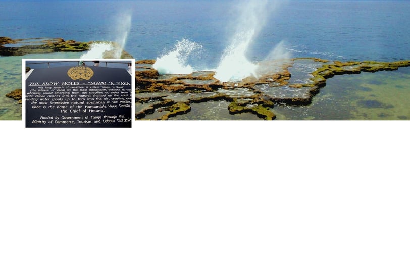 Blowholes em ação na costa de Nuku’alofa, Tonga, com jatos de água subindo ao céu e mar azul.