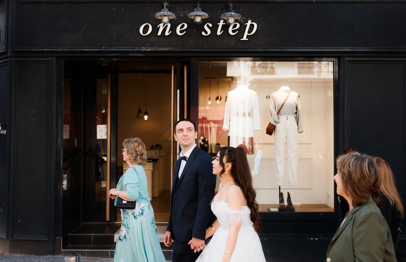 Photographie de mariage à la sortie de la mairie des Sables-d’Olonne, en Vendée, par Romain Daniel.