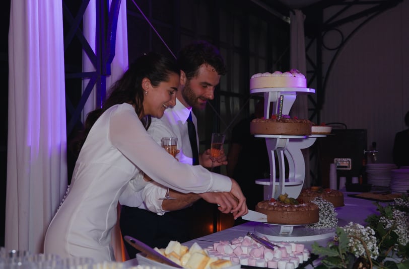 des mariés qui coupent leur gâteau de mariage