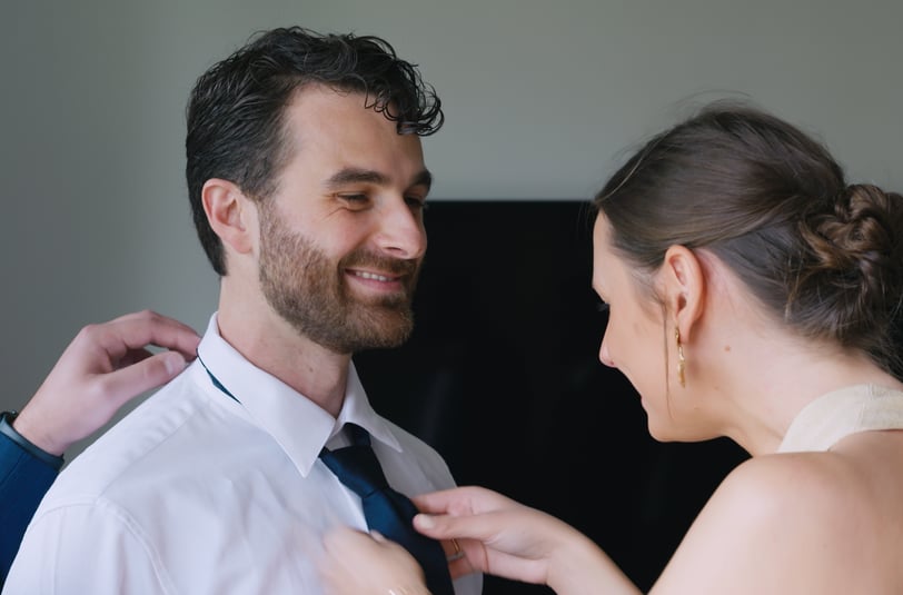 Mariés qui se prépare et met sa cravate