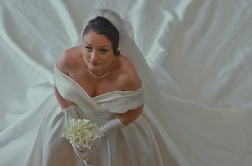 Une mariée avec sa longue robe