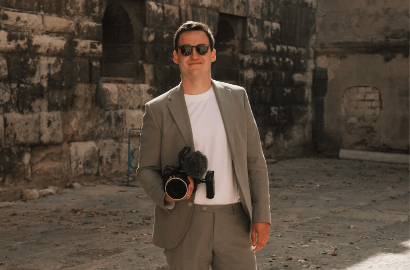 Photo d'un vidéaste avec sa caméra