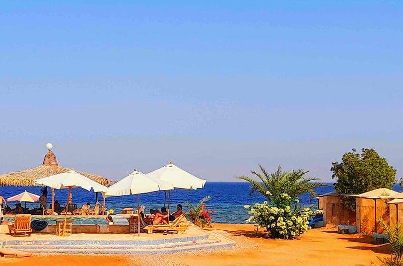 ranta sateenvarjoineen uima-altaan ympärillä Egyptissä