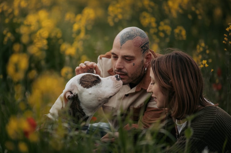 cane-uomo-e-donna-in-un-campo-di-colza